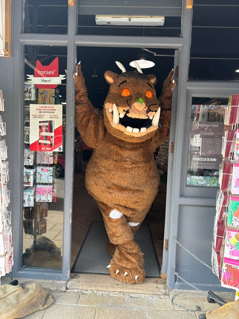 Morning, everyone! The GRUFFALO is here until 11am, so pop along to the shop to join in the fun! 😍