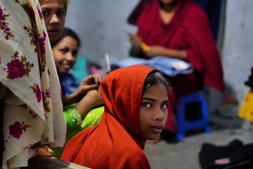 Giovani donne al lavoro in una fabbrica tessile del Bangladesh. 
Si cuce a terra, a temperature altissime  e sotto controllo del padrone. In molti casi un uomo. 
Difficile avere dichiarazioni. Quando una  si sbilancia, arrivano le minacce e torna il silenzio. 

#fastfashion