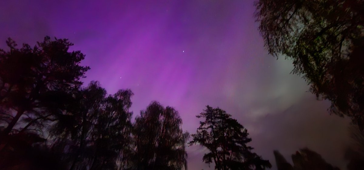 Utanför Veberöd igår kväll, aurora borealis. När det klarnade vid midnatt dansade det på hela himlen