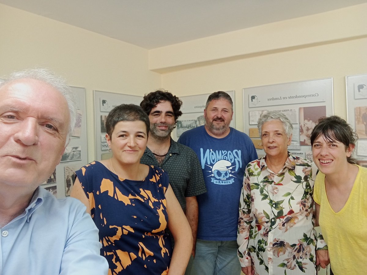 Reunido en Cambados, o padroado da Fundación Plácido Castro marcou os principais contidos da axenda de actividades para este ano e dos que iremos informando (na foto, de esquerda a dereita: Xulio Ríos, Patricia Buxán, Jacobo Domínguez, Liso González, Susi Castro e María Bella).