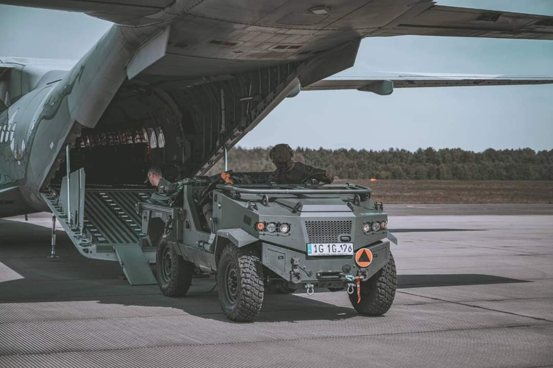 Polish 🇵🇱 Air Force C-295M Casa along with @usairforce 🇺🇸 C-17 Globemaster III executed Tactical Air Landing Operation bringing @_6BPD_ personnel and equipment to Drawsko Combat Training Center, Poland, in support of #SwiftResponse 24 exercise, part of #DEFENDER24, May 10, 2024