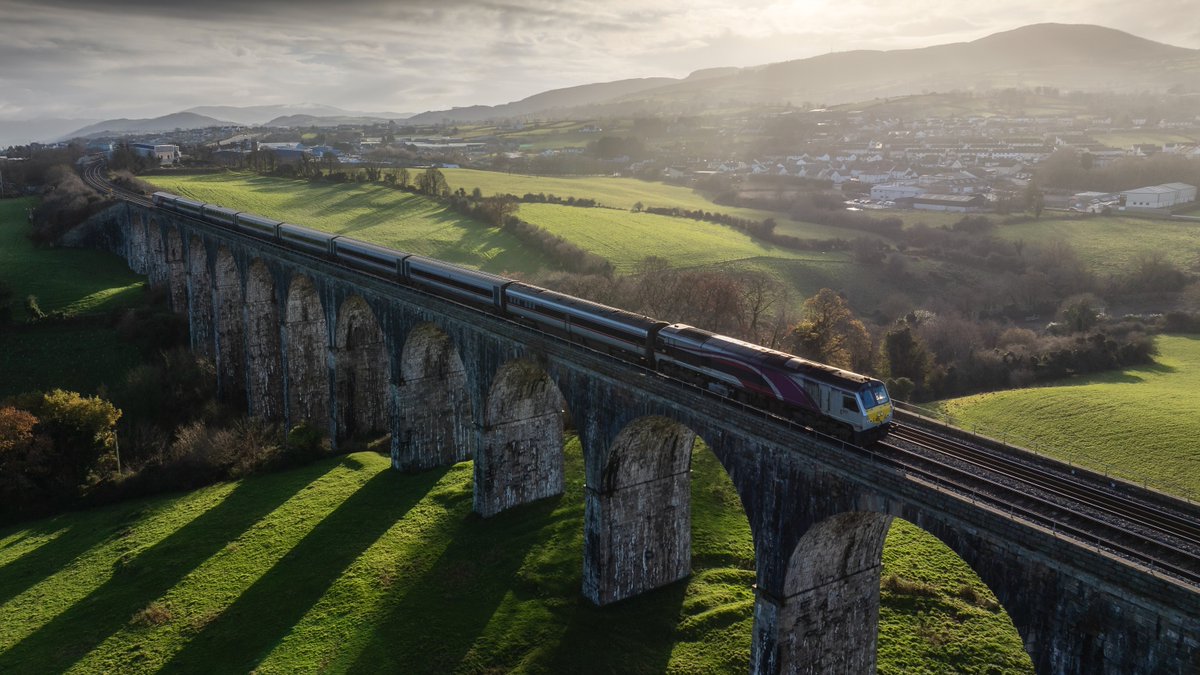Countryside zipping by ✅ Feet up, stress down ✅ Endless photo ops ✅ This #NationalTrainDay, we’re exploring the island of Ireland with a window seat: t.ly/4N6xM 🚆