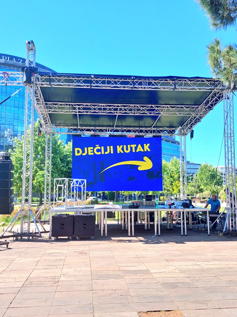 Pripreme za proslavu #DanEvrope u Podgorici 🇪🇺👷‍♀️🌷🌼🎤🎶 🐕♟️🎈🏐 🇪🇺 U 12h otvaramo Cvojetni Tepih🌸🏵 i EU Sajam🇪🇺, organizovali smo mnogobrojne aktivnosti za sve uzraste, čak i za vaše ljubimce 🐕. Pridružite nam se 💙💛💙 #EUzaCG #EuropeDay2024 @GradPg @me4eu