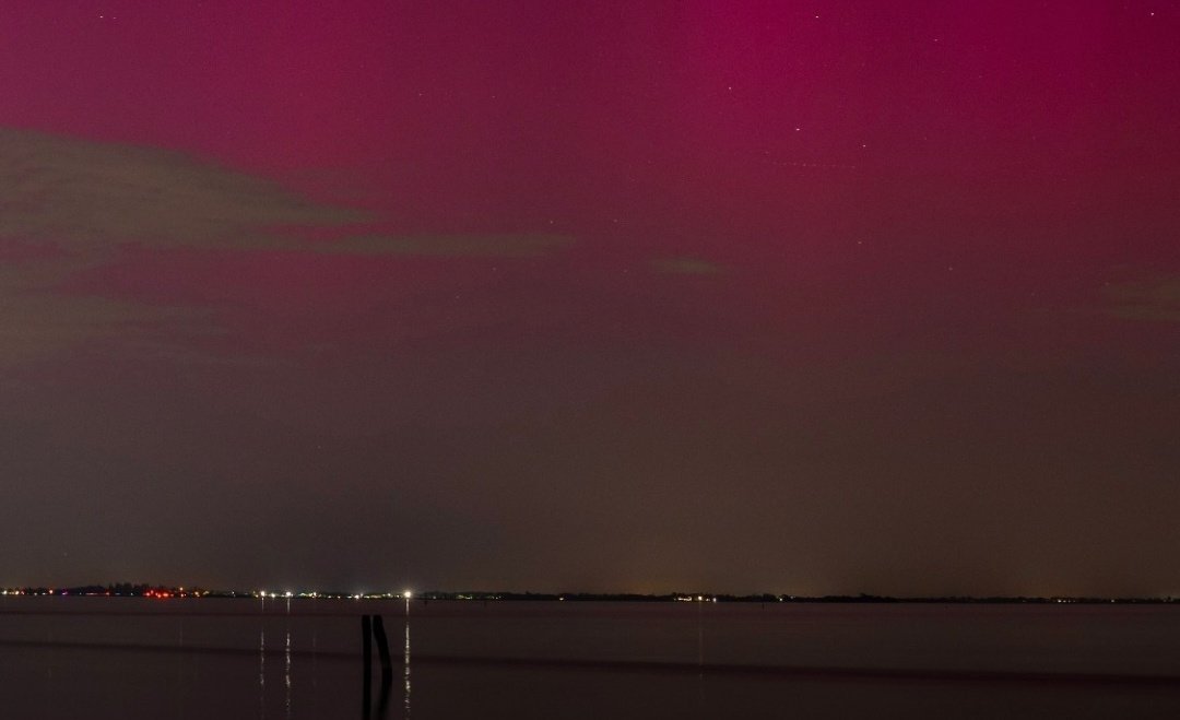 Che spettacolo l'#Auroraboreale su #Venezia! Ieri sera il cielo si è dipinto di mille colori regalando una bellissima emozione.  Foto Marta Formentello, Marco Contessa, Maurizio Eltri.