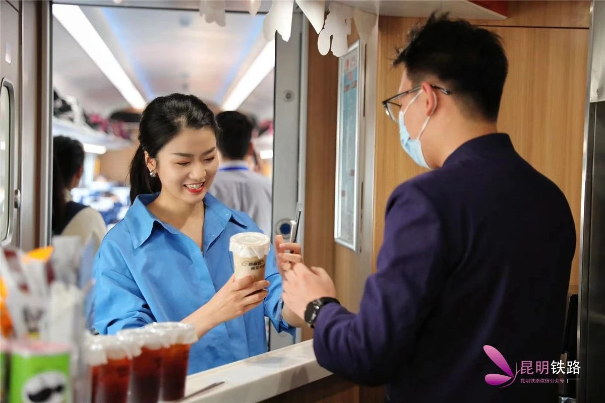 The coffee bar recently opened in #ChinaLaosRailway Passenger Train, making 'Railway+Coffee' a new favorite of tourists. During the May Day holiday, nearly 4,000 cups of coffee were sold. #PuerCoffee #BeltandRoad