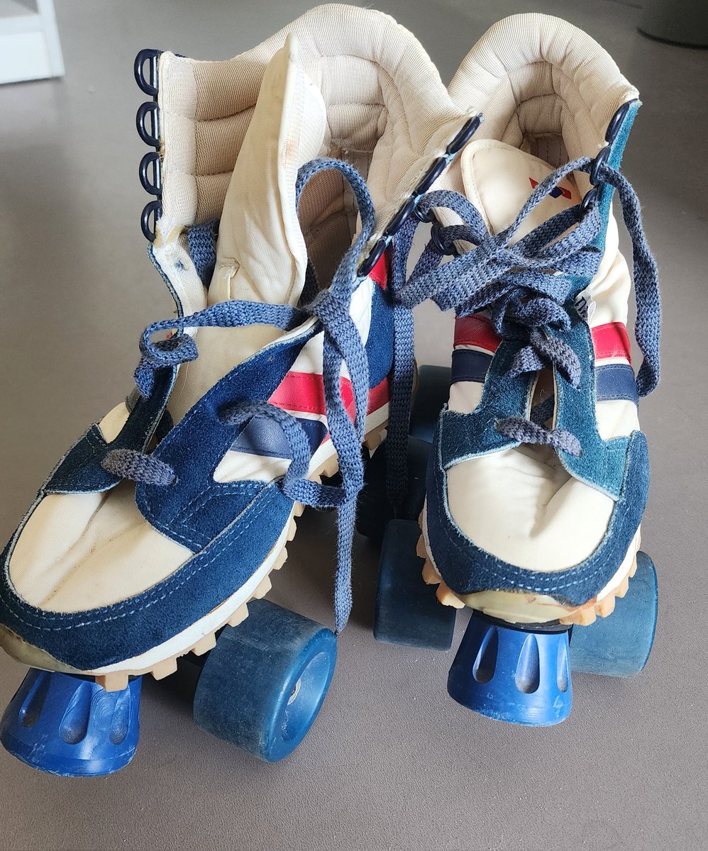 Thrifted these really banger rollerskates. Idk if they're vintage or not but I wanna try to refurbish them