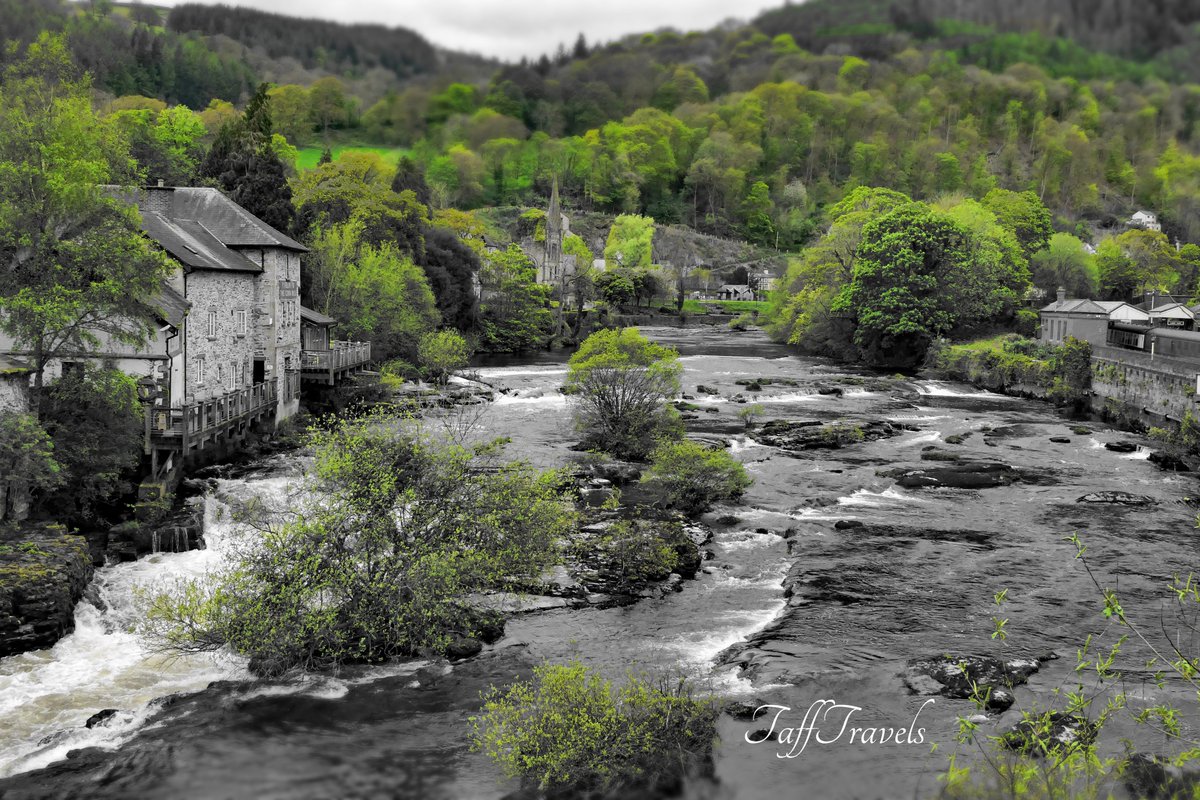 The Green Green Grass a Colorpop shot turning everything Black & White apart from the Green showing The Lush Green Dee Valley in all it's glory. It's quite fitting @RealSirTomJones will be performing here in the summer @llangollen_Eist @LlangollenTIC @GoNorthWales @northwalesmag