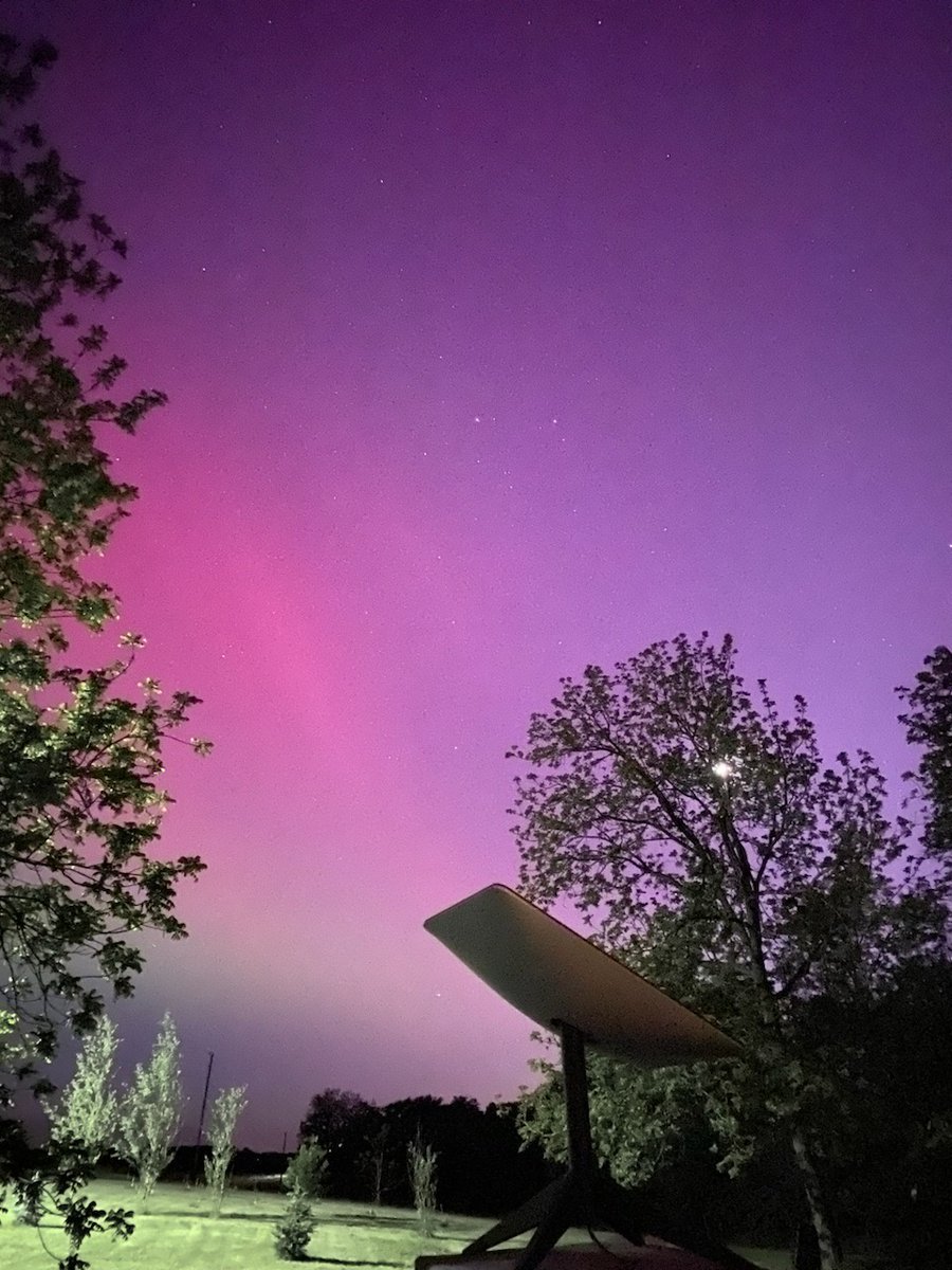home_stubborn's tweet photo. Unbeliveable.. Scene😳💥 In Uk

The Solar geomagnatic storm triggered Northern Lights over the UK as we flew over London at mid night on Friday 
#Auroraborealis #NorthernLights #auroreboreale #solarstorm #SolarFlare #aurora 
#Eurovision2024
#eurovisiongr https://t.co/nhBtC2Zav8