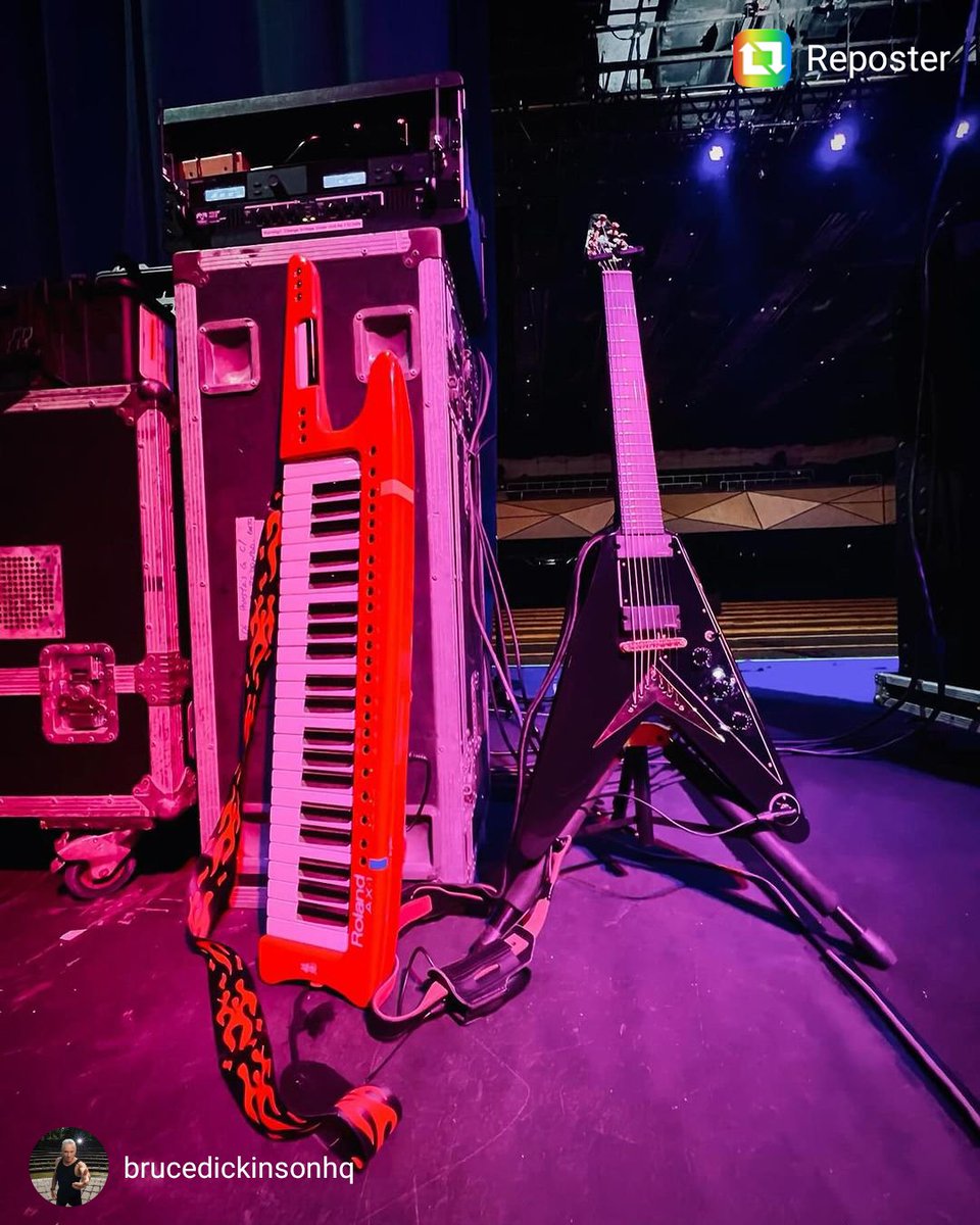 Stage left weapons ❤️‍🔥 Brucedickinsonhq  Philip Näslund 

UK/EU tour dates:
themandrakeproject.com/live

📸@griffindickinson 

#BruceDickinson #TheMandrakeProject #TheHouseBandOfHell #Keytar #Guitar