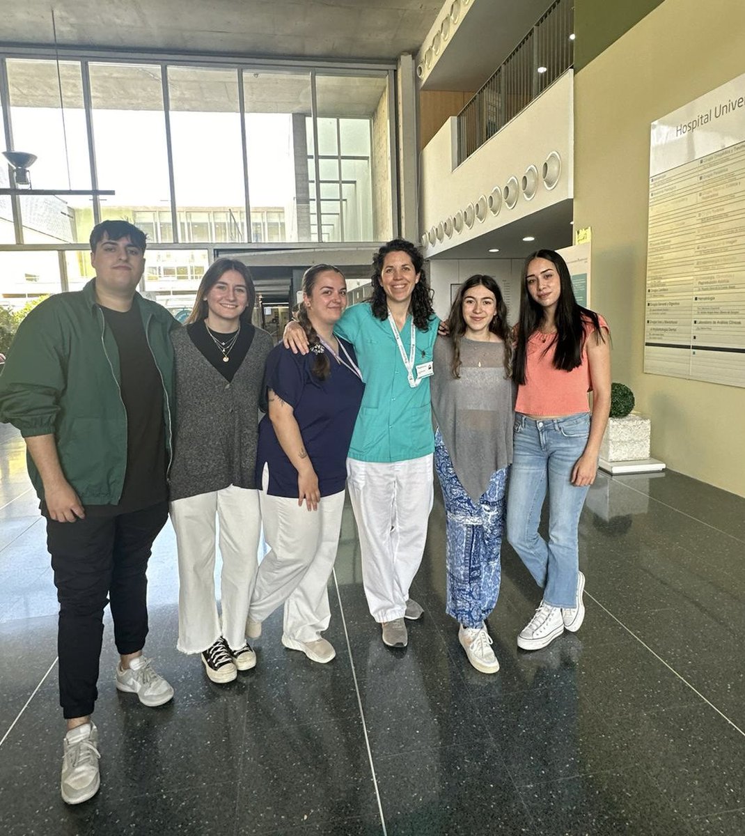 Alumnos de enfermería de la Universidad Francisco de Vitoria en su último día , tutorizados por @Silviabayonah enfermera del Servicio de Cardiología @CardioQuironMad @QS_Madrid @quironsalud ..un grupo extraordinario ❤️