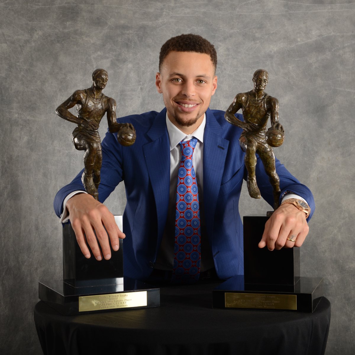 Stephen Curry'nin peş peşe ikinci MVP ödülünü kazanmasından...

Ve tarihin oy birliğiyle seçilen ilk MVP'si olmasının üzerinden tam 8 yıl geçti. 🔙