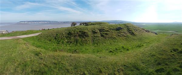 The peninsula or headland has been a focus of human activity for thousands of years, with archaeological sites including Neolithic and Bronze Age settlement and Bronze Age barrows and an Iron Age hillfort.
heritagerecords.nationaltrust.org.uk/HBSMR/MonRecor… 2/