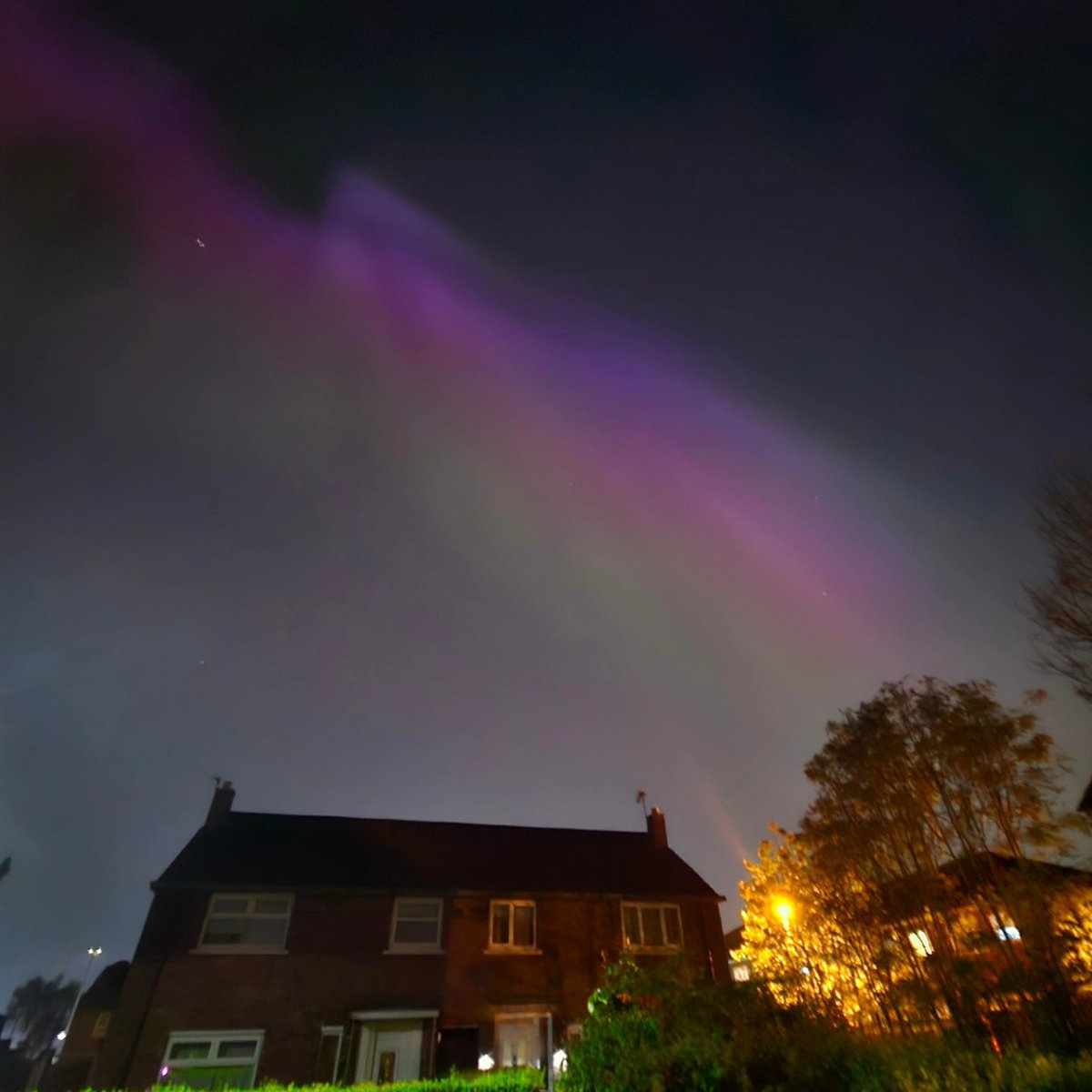 paulthatisall's tweet photo. First time seeing these. Pleased I didn't have to pay to go the arctic circle. #northenlights #auroreboreale https://t.co/qfBDbsX2co