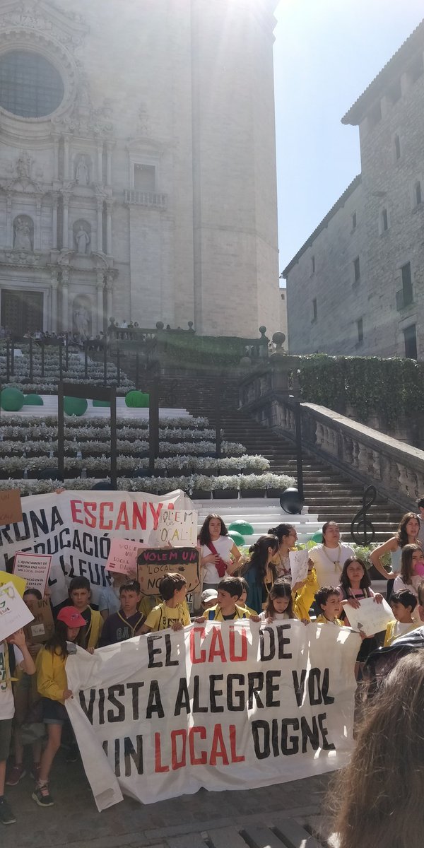 lamskalnas's tweet photo. 60000€ ha costat decorar l'escala? 

amb aquests diners anuals,.ja podriem pagar un lloguer no?

@Girona_Cat @AAVV_Vista_Car @CUPGirona @GuanyemGirona https://t.co/gjhsIAX5MG