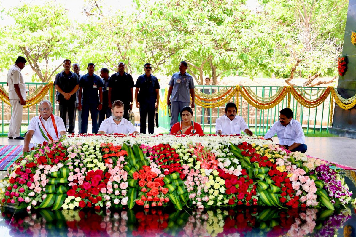 Joined Sh. Rahul Gandhi ji in paying tribute to former AP CM Sh. YS Raajshekhar Reddy Garu in Idupulapaya. YSR was a visionary whose welfare schemes brought unprecedented transformation to all sections of society. We are committed to take forward his legacy in AP!