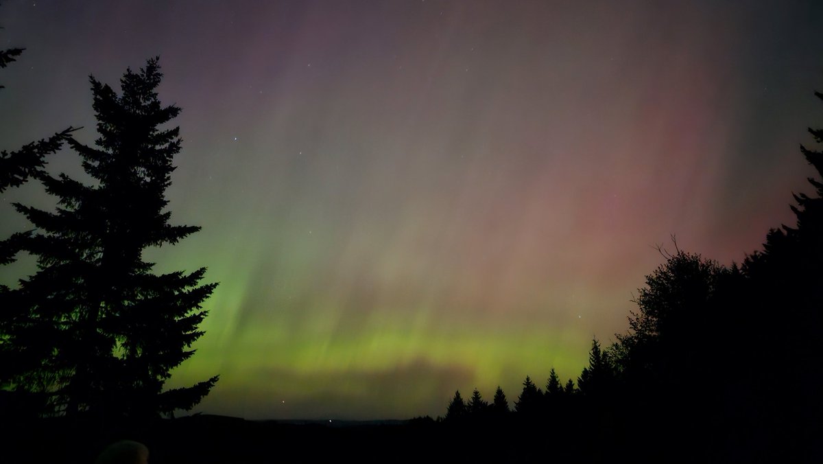 Spectacular views of the #Auroraborealis tonight! As seen from ~40 mi NW of #Portland. #PDX #NorthernLights