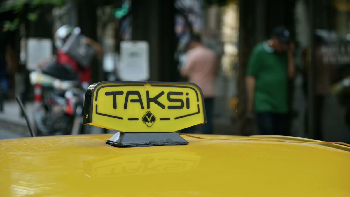 İstanbul'da yolu uzattığını söyleyen kadın müşterilerini darbeden taksi şoförü, para cezasıyla trafikten men edildikten sonra 'kasten yaralama' suçundan adliyeye sevk edildi