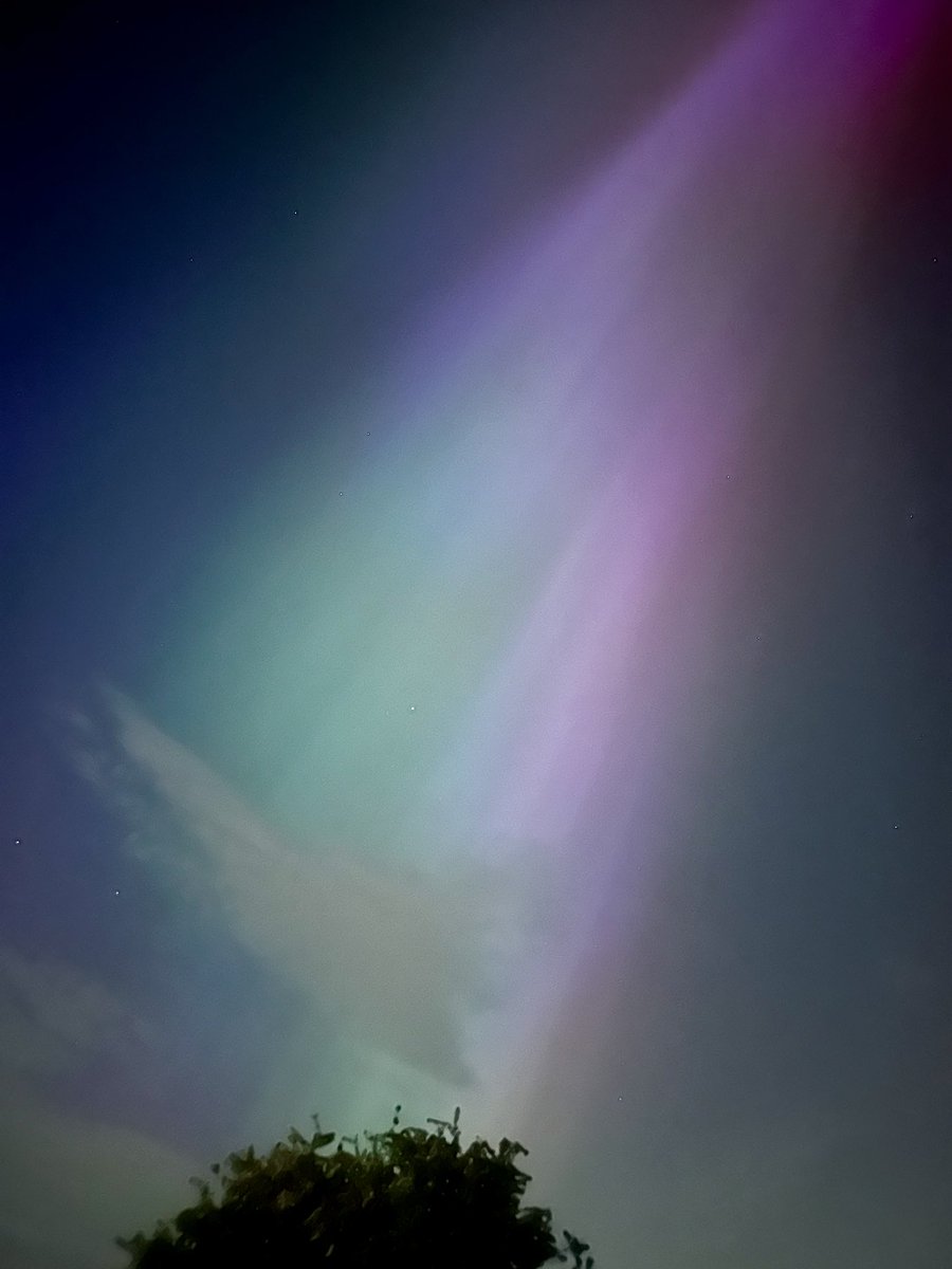 Emsielu's tweet photo. 💜🩷💙#geomagneticstorm #aurora #AuroraBoreal https://t.co/t6GapEBim9