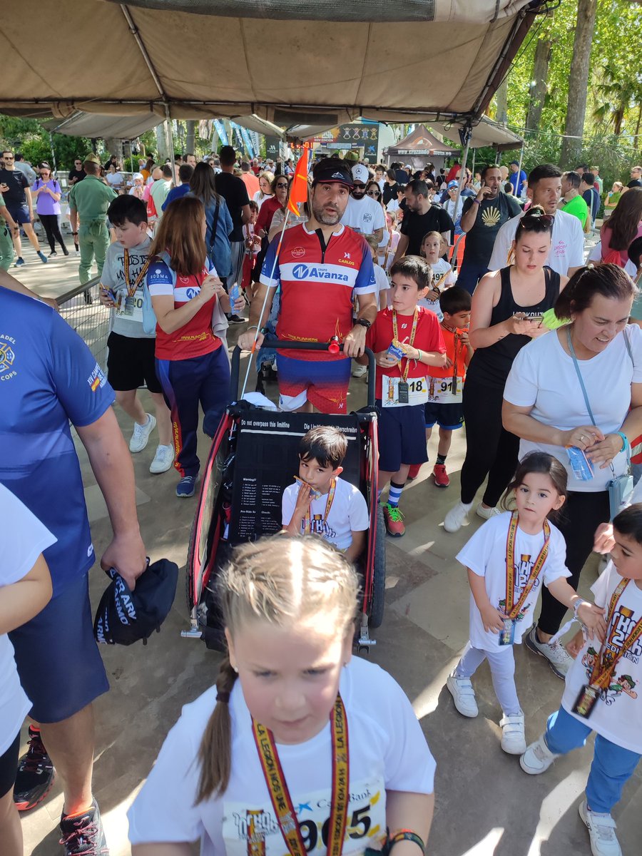 charrytv's tweet photo. Llegan a la Alameda del Tajo los 1.200 participantes de la prueba infantil de los 101 km de la Legión. Todos los menores han recibido su medalla y una bebida al llegar a meta.
#101kmronda #charrytv #zimavisuales https://t.co/dIx0rGaw4u