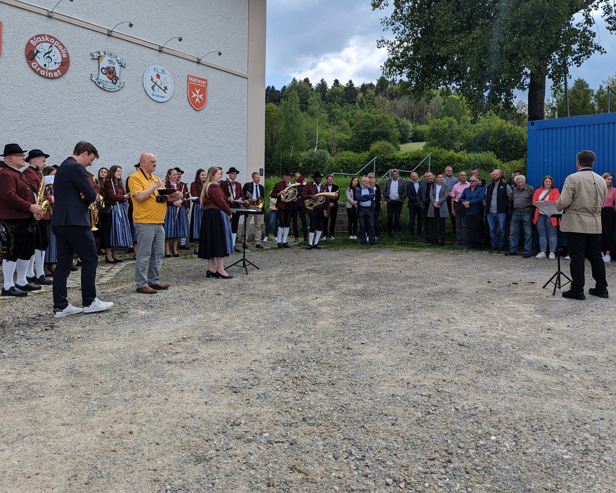 #Städtebauförderung in #Niederbayern: StM Bernreiter hat am Spatenstich für Sanierung, Umbau und Erweiterung der seit 1875 bestehenden Alten Schule in Greinet zum Vereinsforum teilgenommen. Der Freistaat #Bayern fördert mit ca. 1,5 Mio Euro.