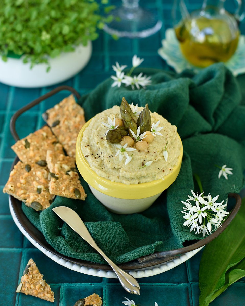 C'est encore de saison mais il faut en profiter : pour l'apéro, j'ai réalisé une tartinade aux asperges et à l'ail des ours très savoureuse et facile à faire 😉. A servir avec des crackers ou des bâtonnets de légumes
La recette à retrouver ici : turbigo-gourmandises.fr/houmous-asperg…