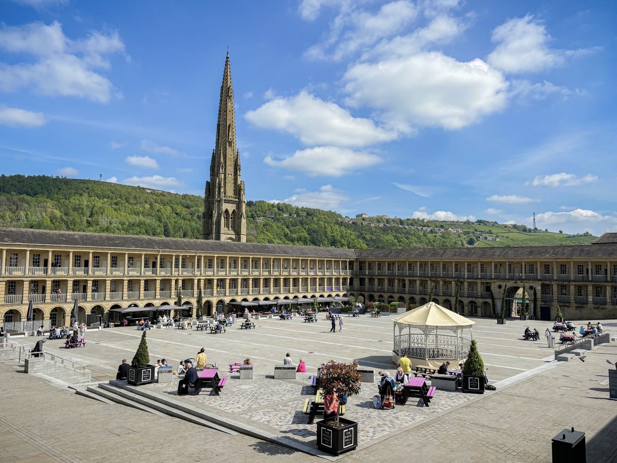 Soak up the sun at The Piece Hall this weekend! ☀️ Grab alfresco treats from our tasty cafes & bars to fuel up, then explore our indie shops & boutiques for unique finds. Surrounded by 200+ years of Georgian architecture, it’s the perfect setting to spend a sunny day. 🏛