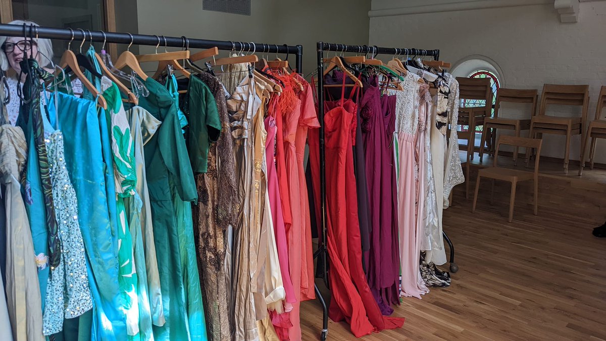 WALTHAMSTOW PPL: If you've got a young person in your life with a prom coming up, stop by St Peter's in the Forest 1-5pm today/tomorrow & browse suits/dresses/accessories and pick up an outfit FOR FREE. @stellacreasy Pls boost :) #Walthamstow #Leyton #Leytonstone #reuse #reduce