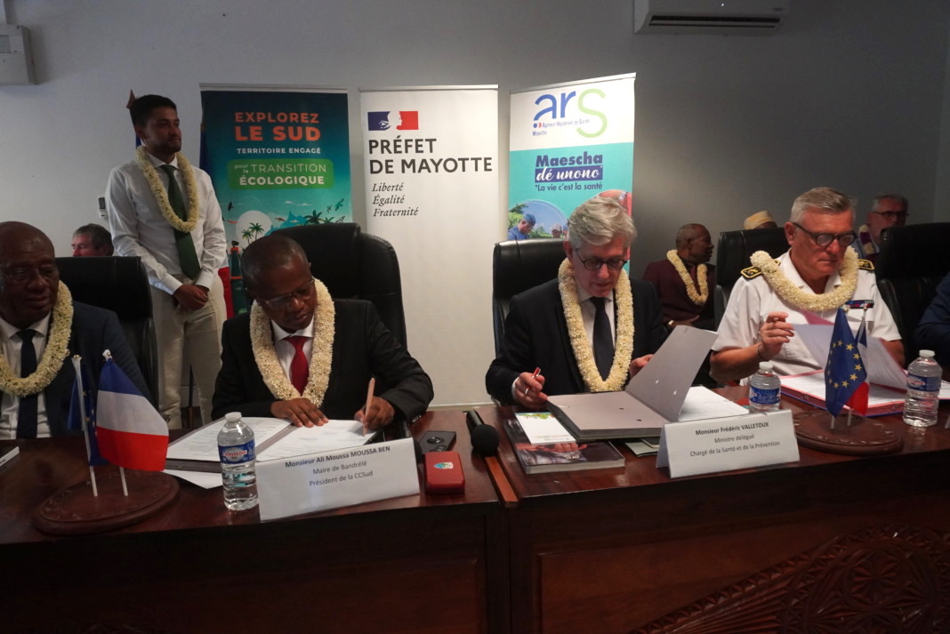 #Mayotte : Une convention pour un centre intercommunal de #santé dans le Sud signée avec le ministre Frédéric Valletoux ➡️tinyurl.com/muw7zxdf ➡️Le ministre, la Communauté de communes du Sud de Mayotte, l’Agence régionale de Santé et la préfecture ont signé une lettre…