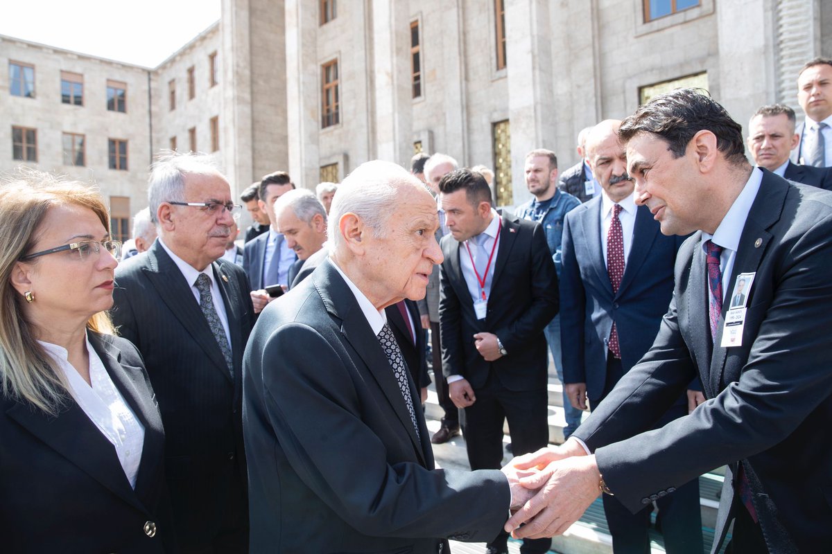MHP Lideri Devlet Bahçeli, Devlet Eski Bakanı Bekir Aksoy için TBMM'de düzenlenen cenaze törenine katıldı.