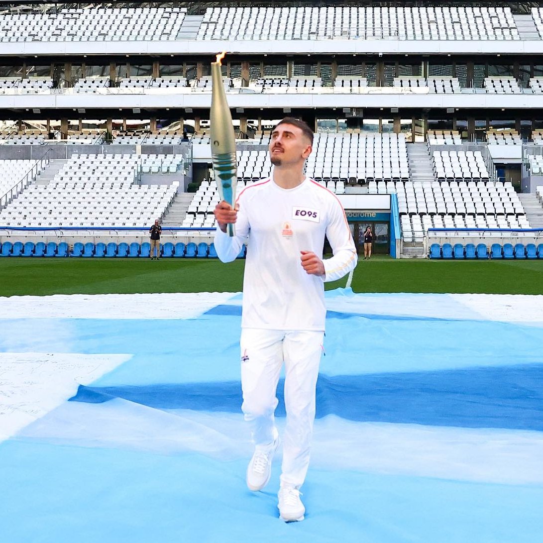 Valentin Rongier 🇫🇷 porteur de la flamme Olympique au Stade Vélodrome ! 🔥 #JO2024 #TeamOM