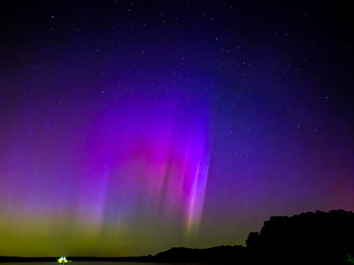 I would like to announce that I am a fan of auroras now (Lake Thunderbird, OK) #aurora #AuroraBoreal