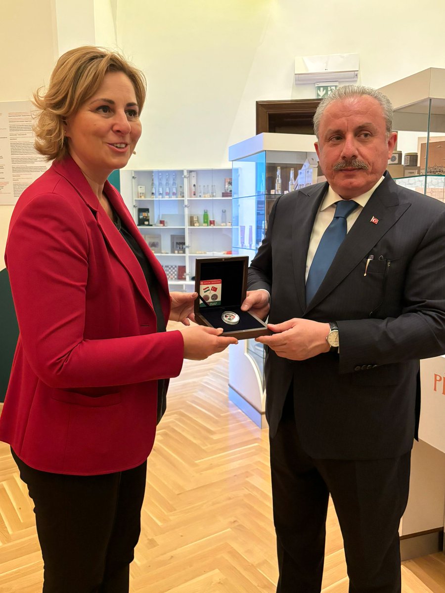 Tekirdağ'ın kardeş şehri, Macaristan'ın Kecskemét kentindeyiz. Nazik karşılamalarından dolayı Belediye Başkanı Klaudia Pataki'ye teşekkür ederim.