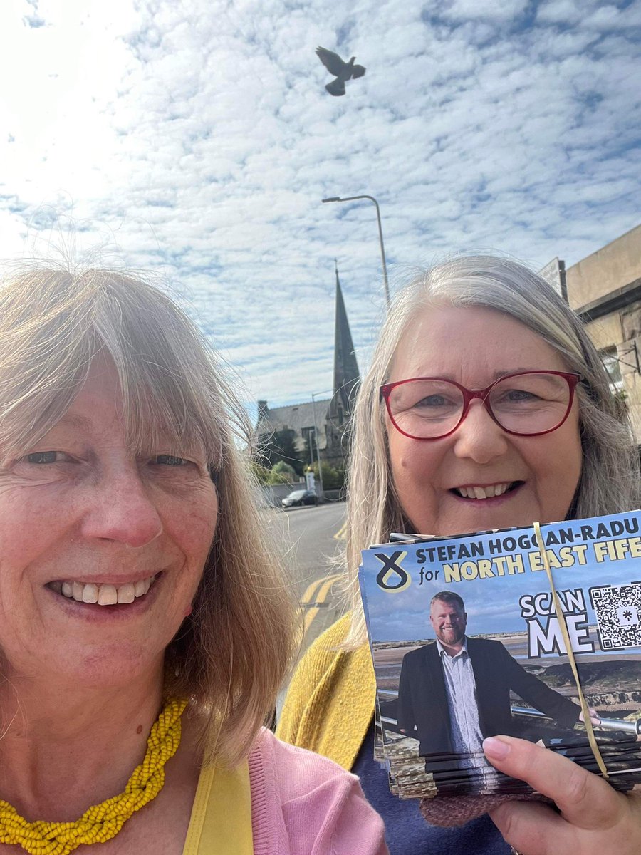 Scorching out in Cupar and Leven this morning delivering my survey cards ☀️ If you get one through your door, fill it in and send it back in the freepost envelope or scan the QR code to do it online 🤳 #ActiveSNP #Stefan4NEF