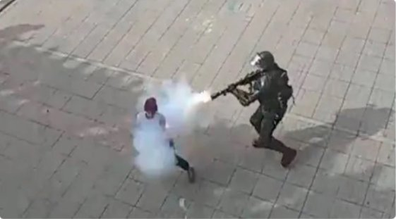 Esta foto le dio la vuelta al mundo, por la espalda y a quemarropa, ese era el gobierno de Duque el títere del genocida Uribe...