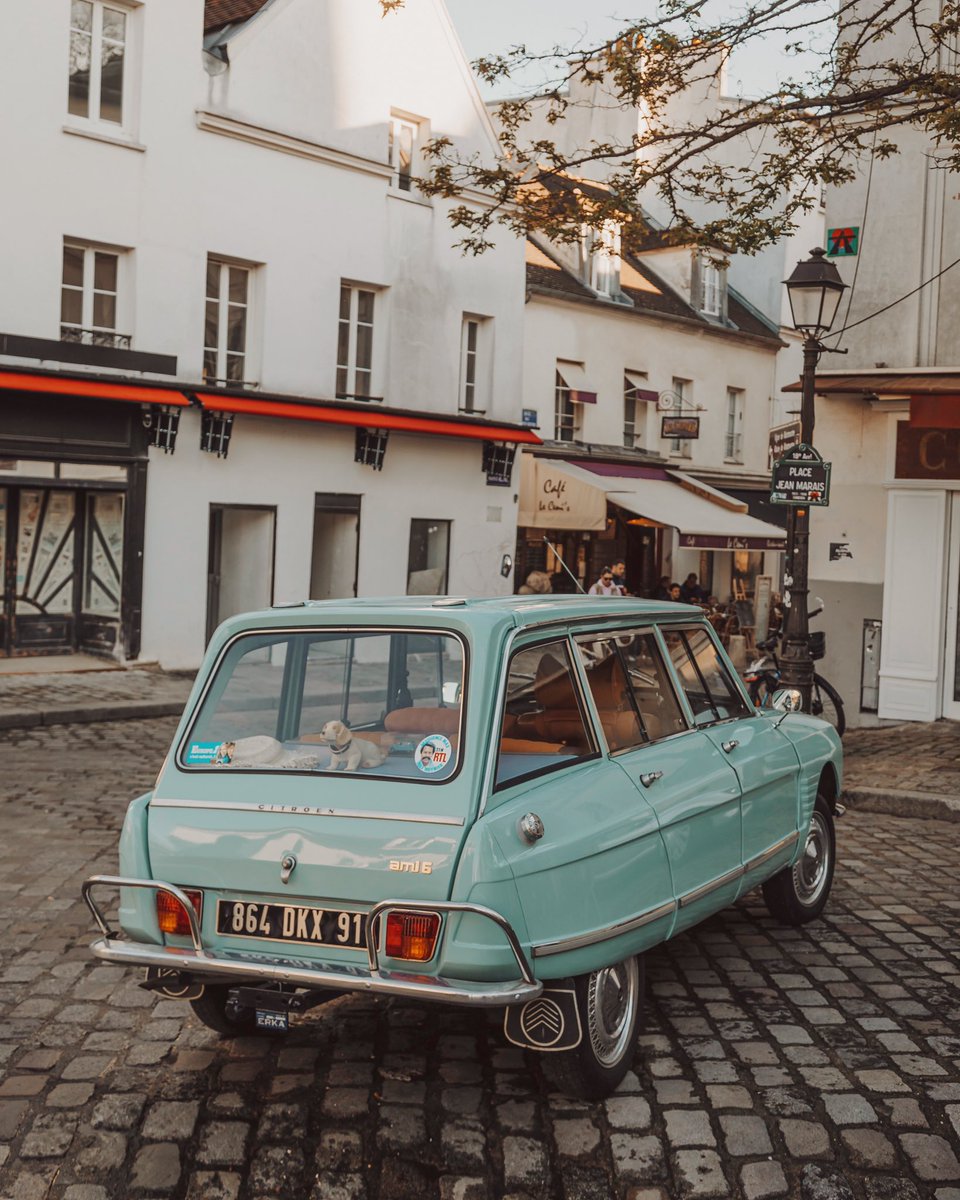 Which one is your favorite among the vintage car photos from Montmartre, Paris 🚗