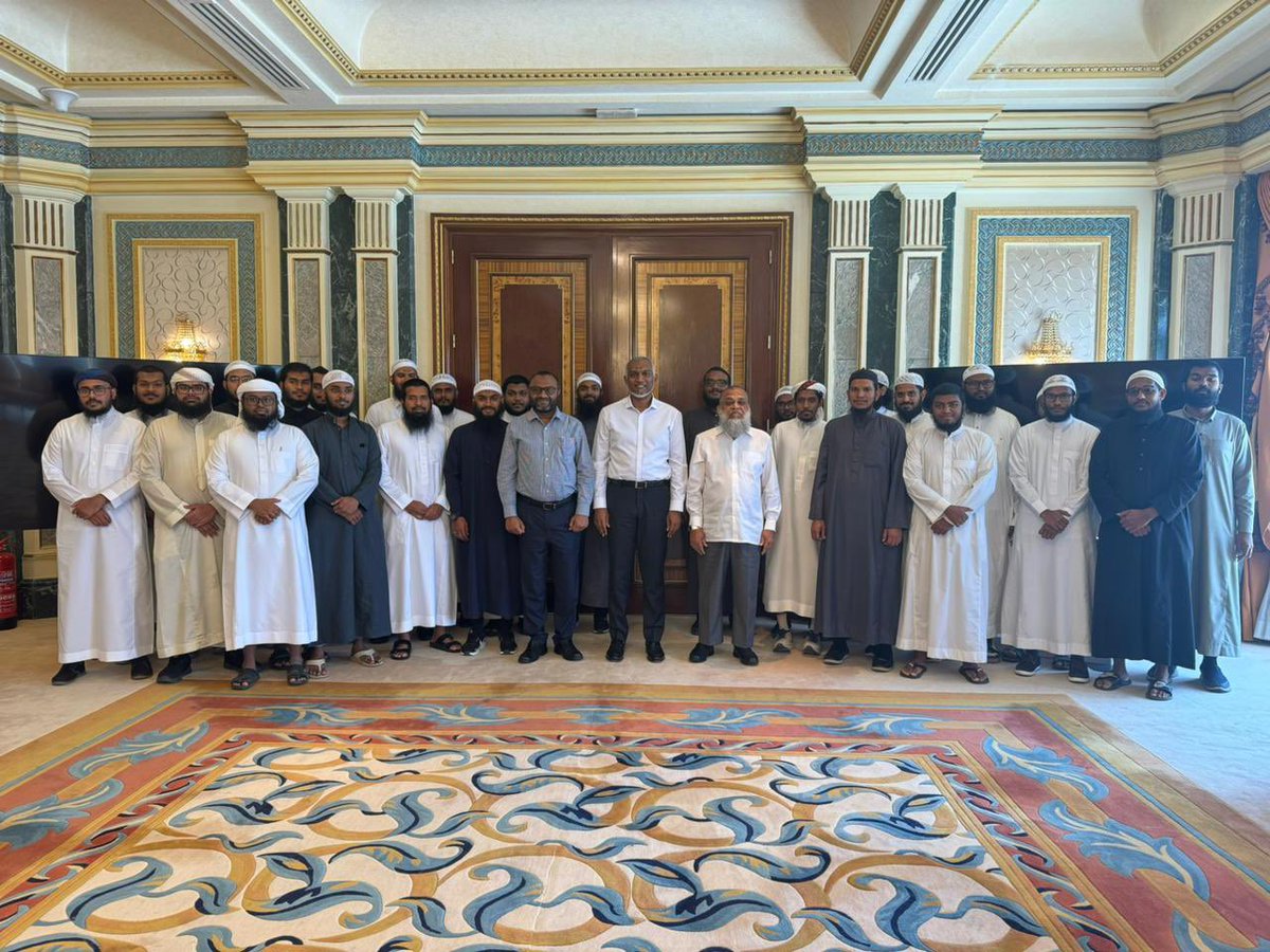 presidencymv's tweet photo. މަދީނާގައި ތައުލީމު ޙާޞިލްކުރަމުންދާ ދިވެހި ދަރިވަރުންނާއި ރައީސުލްޖުމްހޫރިއްޔާ ބައްދަލުކުރައްވައިފި 
https://t.co/ons8ifgsSO https://t.co/IxTKpja2Q9
