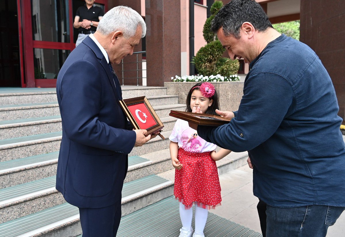 Minik misafirim Azra Nur Tekin, bana çok değerli bir hediye getirmiş. Şanlı bayrağımızın ve Atatürk’ümüzün tablosunu. Kendisine çok teşekkür ediyorum. Teşekkürler Azra.