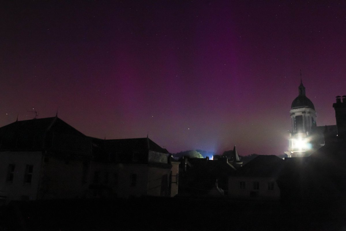 Coup de chance, je ne dormais pas qd j'ai reçu une notif m'indiquant la possibilité de voir une #auroreboreale en #SeineMaritime. J'oriente 📸 vers le nord, par la fenêtre. Surprise, ce gris rosé à l'œil nu prend toute ses couleurs avec une pause de qq secondes ! <a href="/VilleBolbec/">Ville de Bolbec</a>