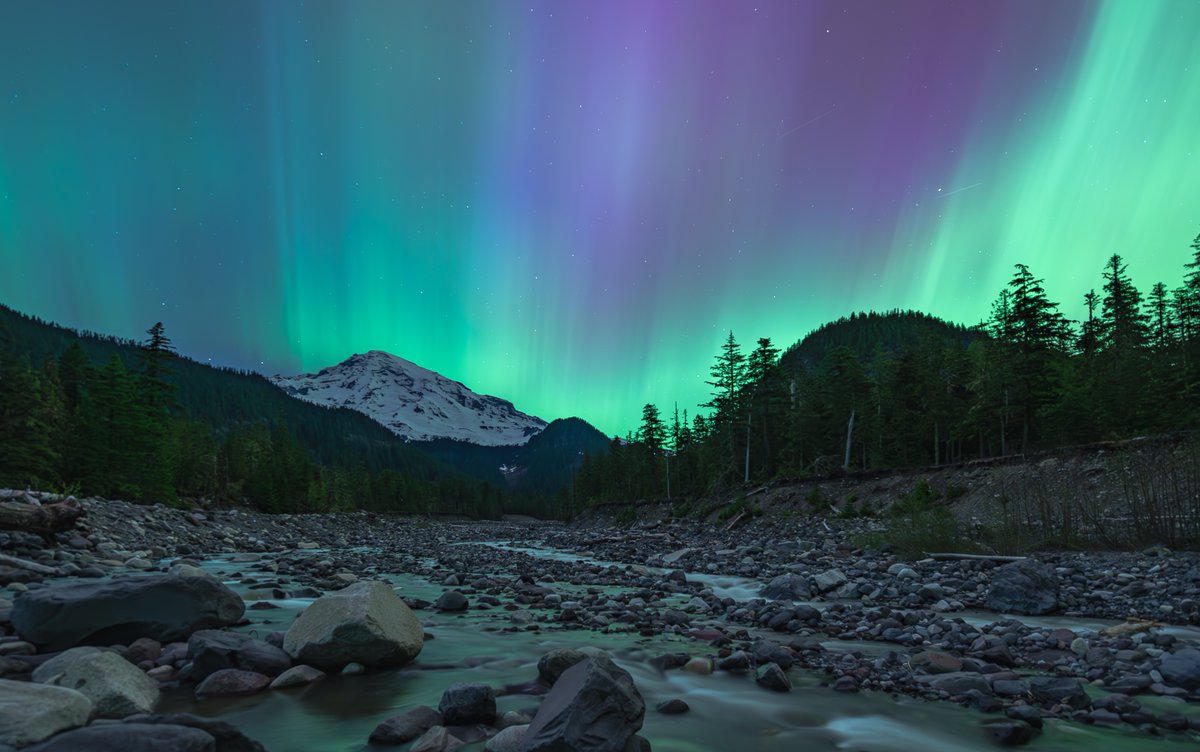 Aurora borealis comes in view. Aurora comes in view. #MountRainier