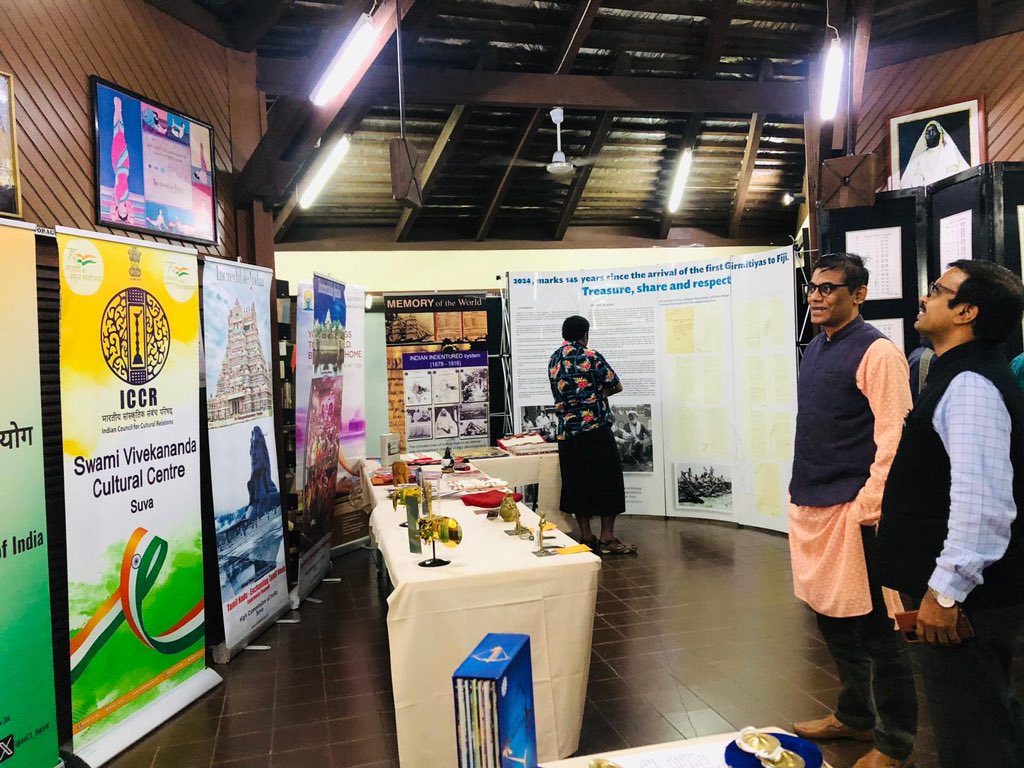 🇮🇳🤝🇫🇯 High Commissioner @pskarthigeyan was the Chief Guest at the evening program of GirmitDay Commemoration organized by @FijiGovernment. He also visited the vibrant India Corner at the Girmit Exhibition venue. @MEAIndia @IndianDiplomacy @DiasporaDiv_MEA