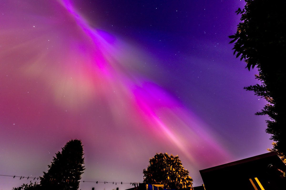 carlrender1's tweet photo. Northern lights last night in the uk 
#AuroraBoreal #geomagneticstorm https://t.co/qHtIkIqwTo