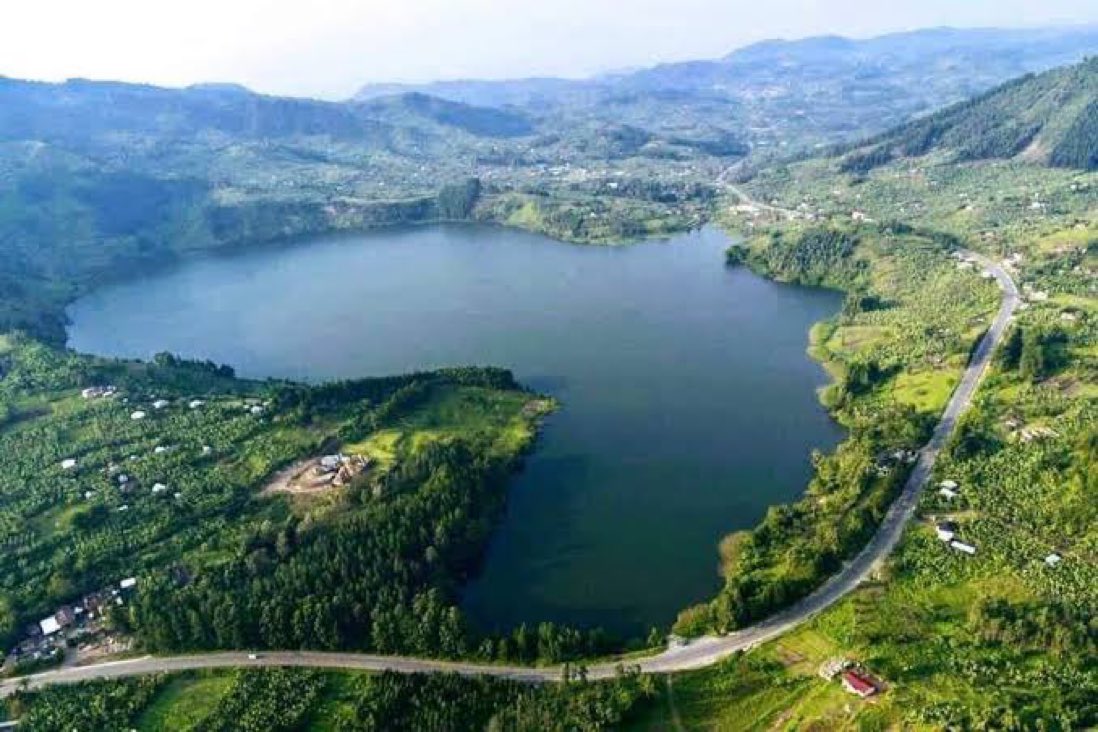 Discover Lake Rutoto, an extraordinary wonder shaped like the map of Africa, nestled in Rubirizi. It's hailed as Africa's deepest lake. Explore Uganda's rich tapestry of tourism at #POATE2024. Secure your spot at poate.co.ug for only UGX 10,000. #ResponsibleTourism