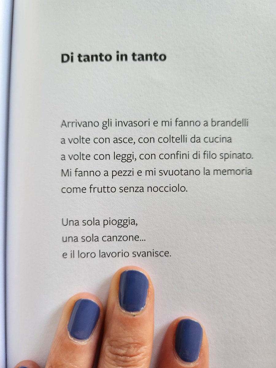 ValeriaParrell2's tweet image. Tra le cose che farò nel pomeriggio al @SalonedelLibro c'è presentare uno dei più grandi poeti di lingua araba. È palestinese. Parleremo, certo, di poesia. Ma entrambi sappiamo che l'Italia si è astenuta sulla risoluzione ONU. Scelta che mi offende e di cui mi vergogno, insieme.