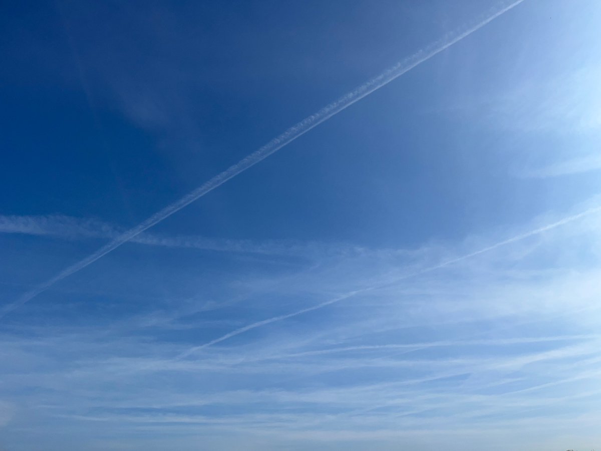 MazeofDeception's tweet image. Heavy spraying across the UK today #GeoEngineering #SolarGeoengineering #SolarRadiationManagement #chemtrails #climatechange #climatehoax #ClimateScam #ClimateCrisis #StratosphericAerosolInjection #SAI #CloudSeeding #contrails #WeatherModification