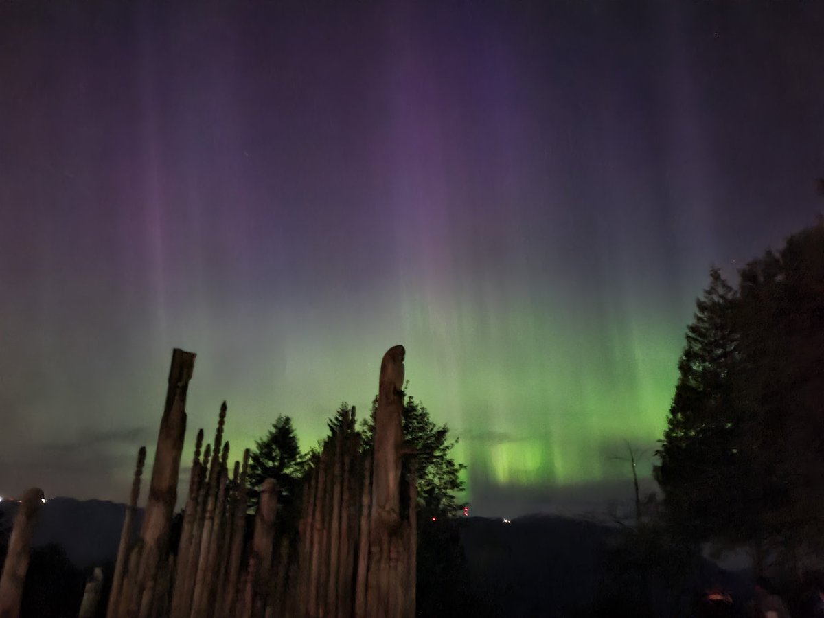 Burnaby mountain was bumper to bumper traffic but worth the wait. Takes some time for eyes to adjust but phone can give best results on night mode with max exposure  #NorthernLights #burnabymountain #metrovan