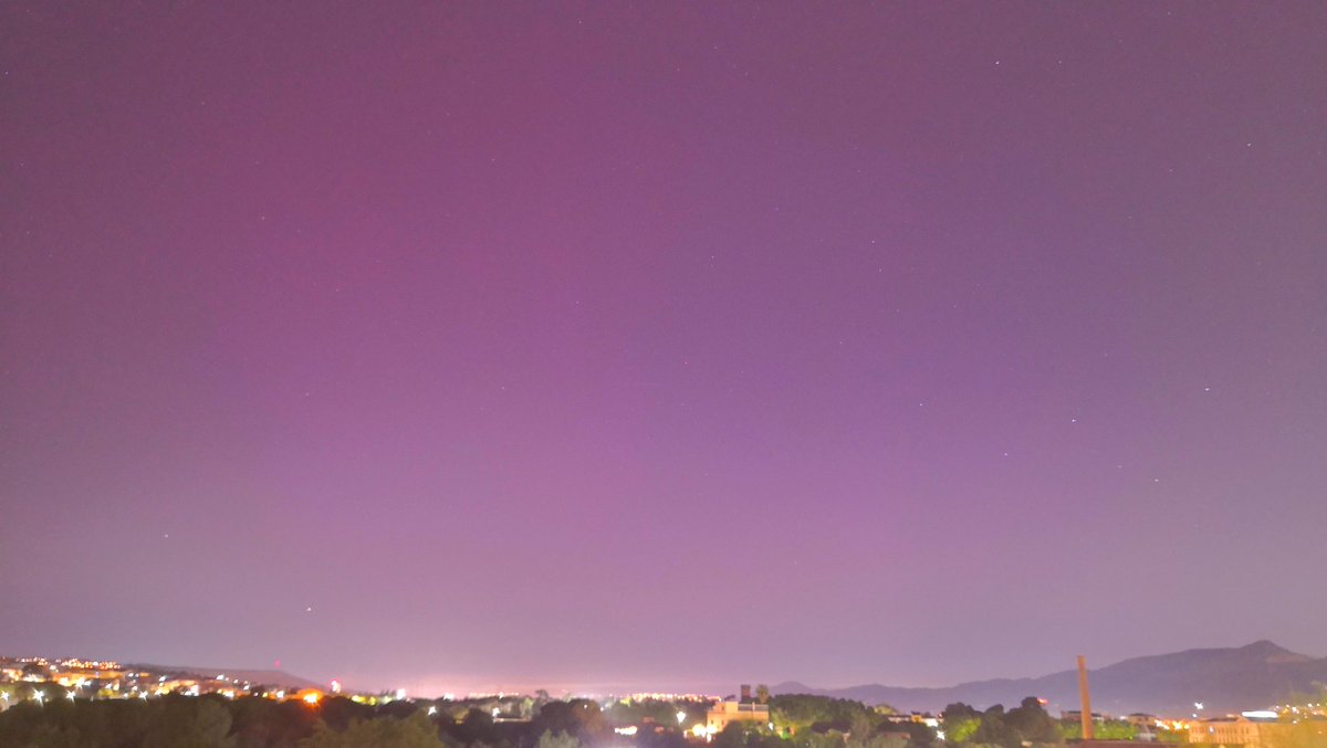 La #auroraboreal desde #santboi esta noche más fuerte dicen...

#santboidellobregat 
#baixllobregat
#noche #fotografíanocturna #cielonocturno #nocturna  #estrellas  #cielos  
#astronomía 
#planetas 
#sistemasolar
#atmosfera