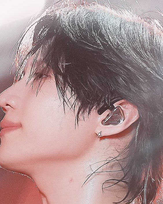 TaeKey matching earrings after matching bags hehe 🤭