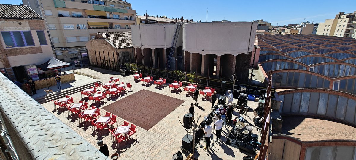 Tot a punt per obrir Cal Reig!

D'aquí a poca estona comença el vermut amb cançons de taverna a càrrec de Ksomronda.

#FiraModernistaTRS #Terrassa #SomLaColla