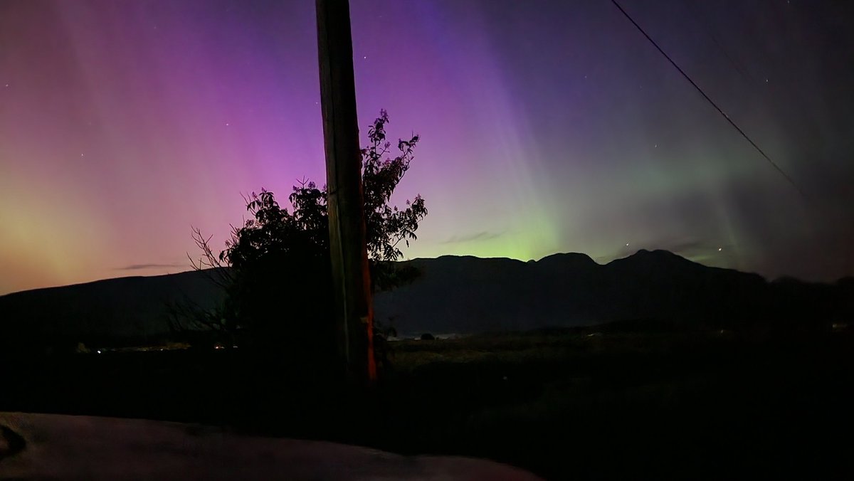 This was real life tonight in a suburb of Vancouver, BC. It doesn't feel real that I just witnessed this. Truly unbelievable! #bcstorm #ShareYourWeather #wxtwitter