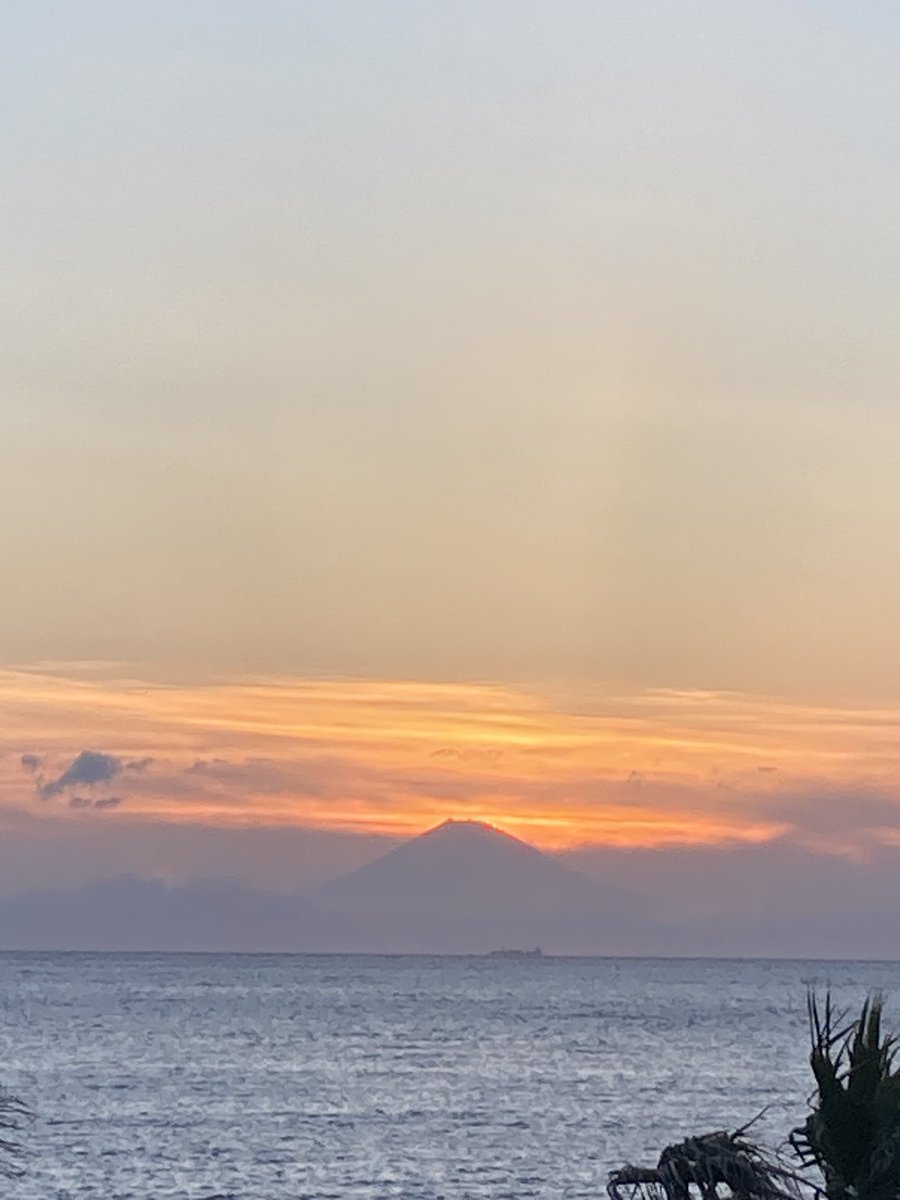 富士山に沈む夕陽✨

@館山